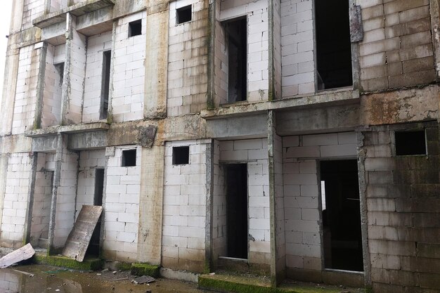 Photo view of multistorey apartment buildings during construction during the day