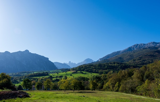 Photo view of the naranjo de bulnes in the picos de europa in asturias spain