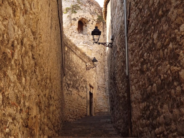 Foto vista di uno stretto vicolo tra gli edifici