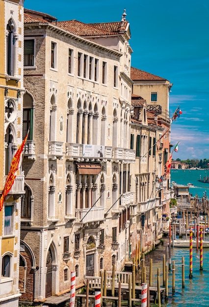 Vista in stretto canale tra colorate case storiche a venezia, italia