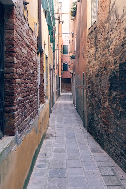ヴェネツィアの狭い通りの眺め