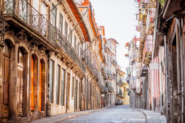Вид на узкую улицу с красивыми старинными зданиями в городе Порту, Португалия