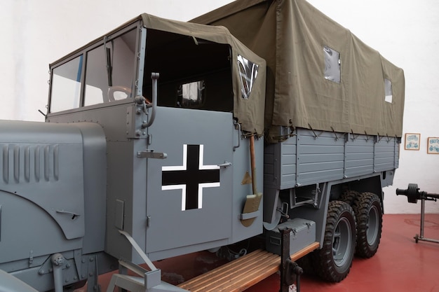 Foto vista di un camion nazista della seconda guerra mondiale con la croce dell'esercito