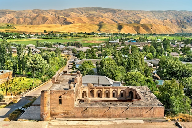 Vista della nuova madrasa vicino alla fortezza di hisor in tagikistan