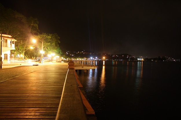 Photo view of the night in ilhabela sidewalks shores, side by side with the little comercial downtown