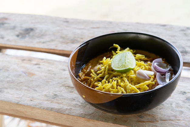 カレースープと伝統的なタイ北部のチキン（カオソイ）料理と麺のビュー