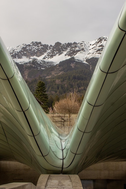 Foto vista della catena montuosa nordkette dalla funicolare della stazione di hungerburg a innsbruck austria