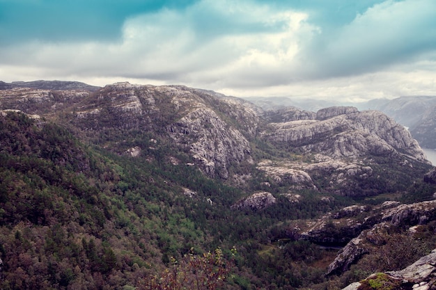 Foto vista del fiordo norvegese