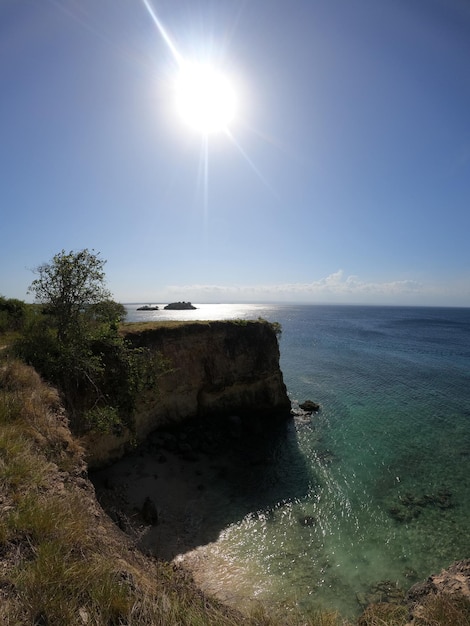 Foto una vista dell'oceano dalla scogliera