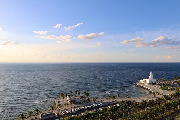 Foto una vista dell'oceano da una camera d'albergo