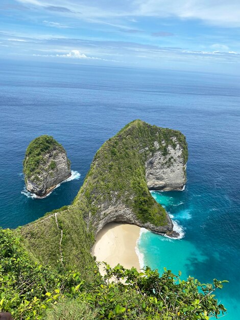 A view of the ocean from the top of a cliff