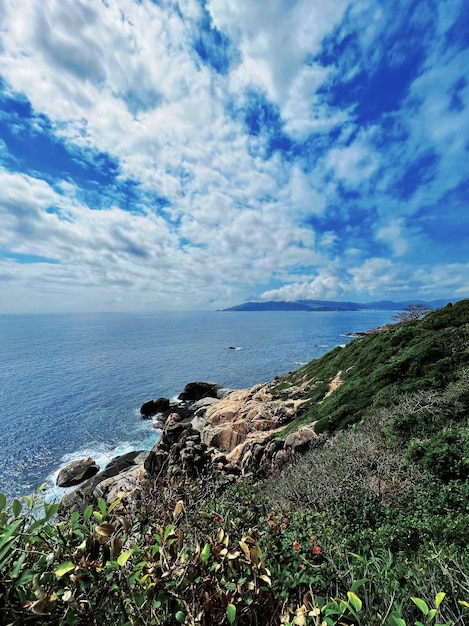 Una vista dell'oceano dalla cima di una collina