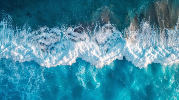 Foto vista dell'oceano che evidenzia una grande onda con schiuma bianca contro l'acqua blu profonda