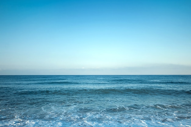 Вид на океан или море синим цветом по утрам. Расслабление, концепция спокойствия. Скопируйте пространство.