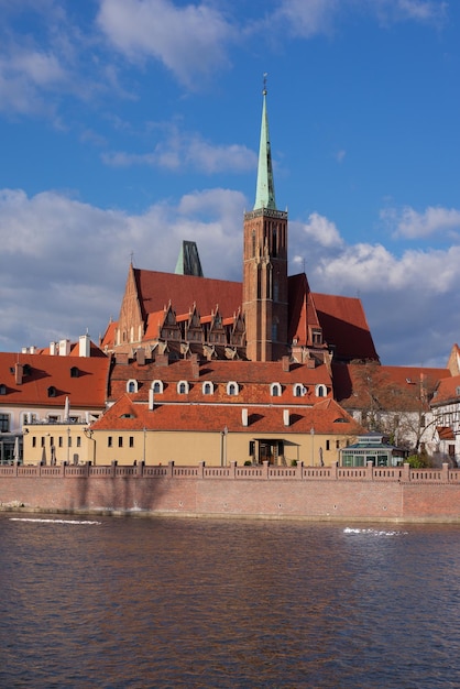 Vista sul fiume odra e sulla città vecchia dell'isola di tumski di wroclaw nella primavera del 2022