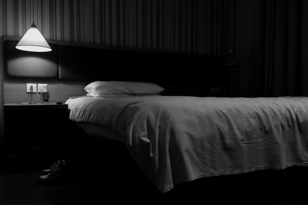 Фото Вид на аккуратную кровать в спальне