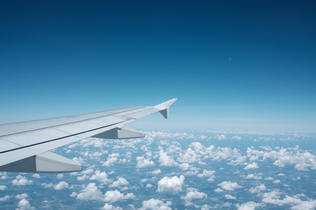 写真 雲のある飛行機の窓の眺め