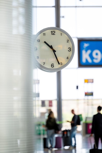 사진 이륙 준비 된 비행기 를 보여 주는 공항 의 전망 공항 건물 공항 시설