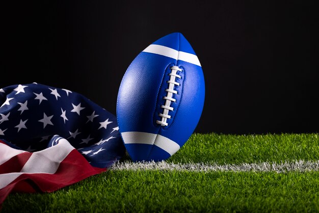 写真 アメリカの国旗とアメリカン フットボールの眺め