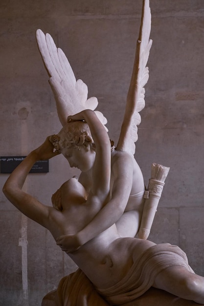 Фото Вид статуи ангела на стене