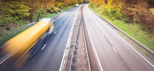 写真 道路の動きがぼやけている景色