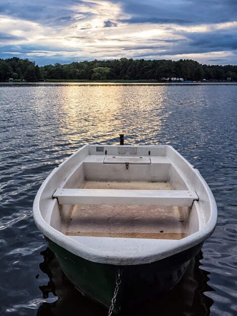 Фото Вид лодки, пришвартованной в озере на фоне неба