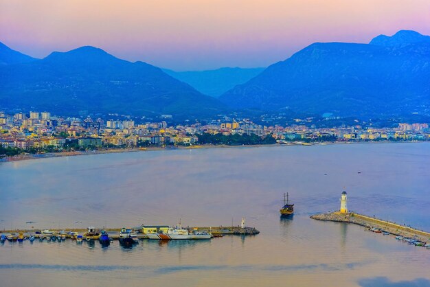 写真 都市の海中のボートの景色