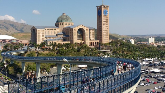 写真 明るい空に照らされた橋と街の建物の景色