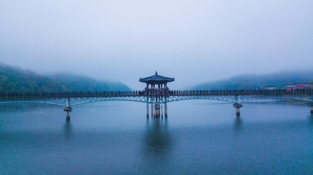 写真 空に照らされた湖上の橋の景色