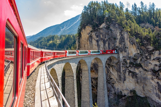 写真 空に照らされた道路上の橋の景色