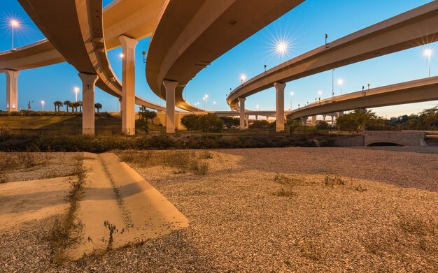 写真 空に照らされた道路上の橋の景色