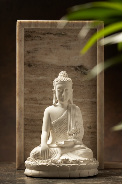 Фото Вид на статуэтку будды для умиротворения и расслабления