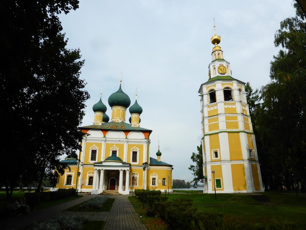 Фото Вид здания на фоне неба