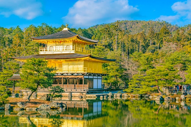 写真 空に照らされた湖の建物の景色