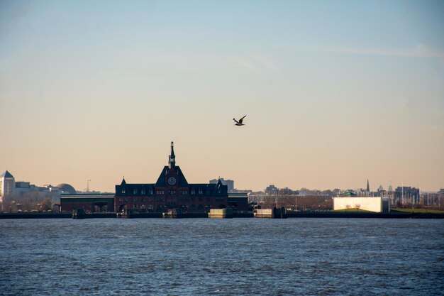 写真 空に照らされた街の建物の景色