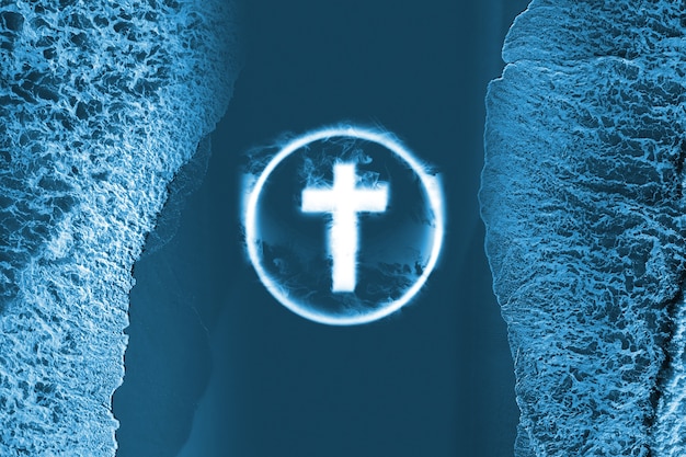 写真 水の背景を持つキリスト教の十字架の眺め