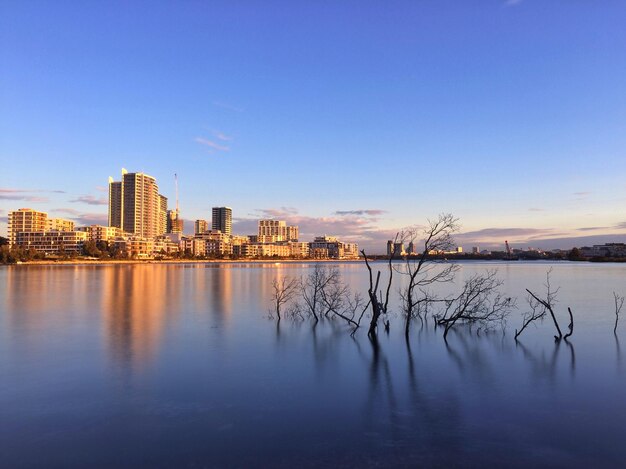 写真 夕暮れ の 時 の ウォーターフロント の 都市 の 景色