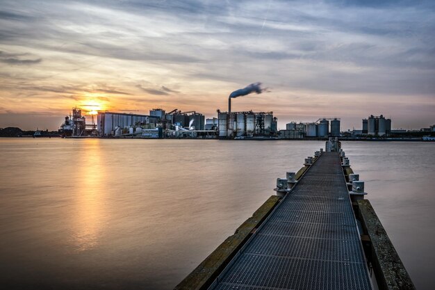 写真 夕暮れ の 時 の ウォーターフロント の 都市 の 景色