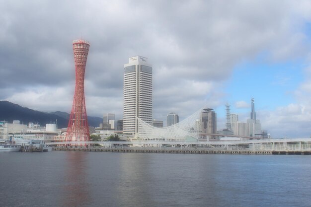 写真 雲の空に照らされた都市の建物の景色