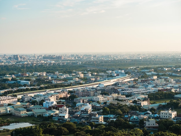 写真 美しい山からの街の景色 青い空と緑の草原