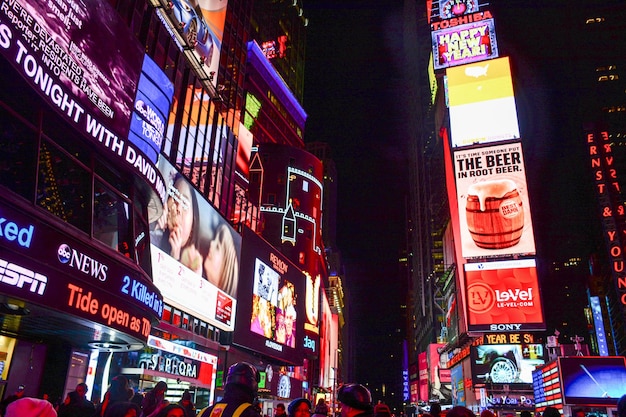 写真 夜に照らされた街の景色