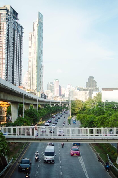 写真 空に照らされた街と近代的な建物の景色