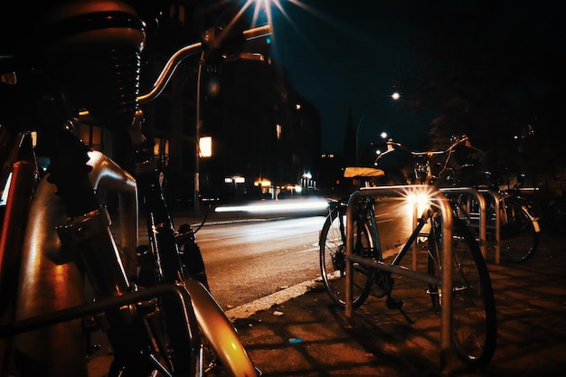 Фото Вид на городскую улицу ночью