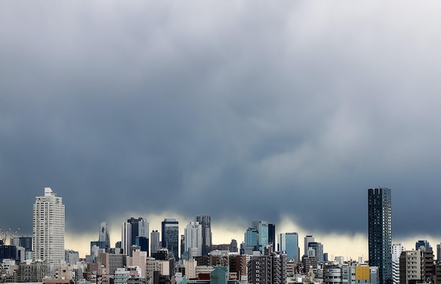 写真 雲の空を背景にした都市景色の景色