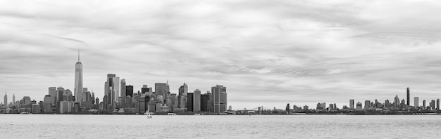 写真 雲の空を背景にした都市景色の景色