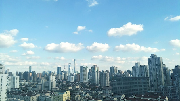 사진 구름 인 하늘 을 배경 으로 한 도시 풍경