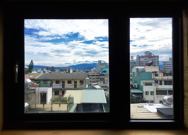 사진 창문 을 통해 볼 수 있는 하늘 을 배경 으로 한 도시 풍경