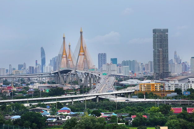 写真 空に照らされた都市風景