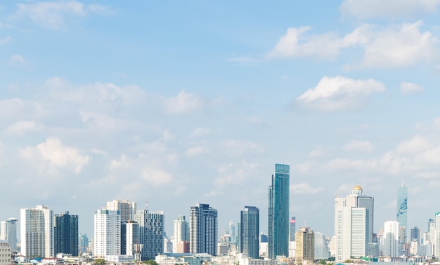 写真 空に照らされた都市風景