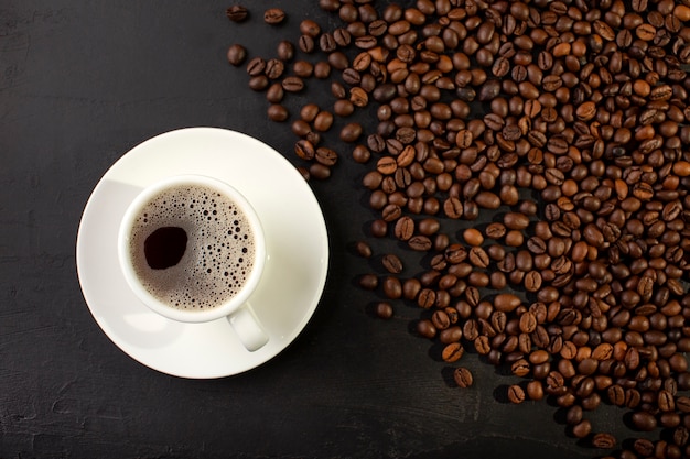 사진 원두 커피와 커피 컵의 보기